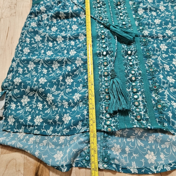 Sleeveless blouse with Adjustable Straps And Decorative mirrors - Picture 9 of 11